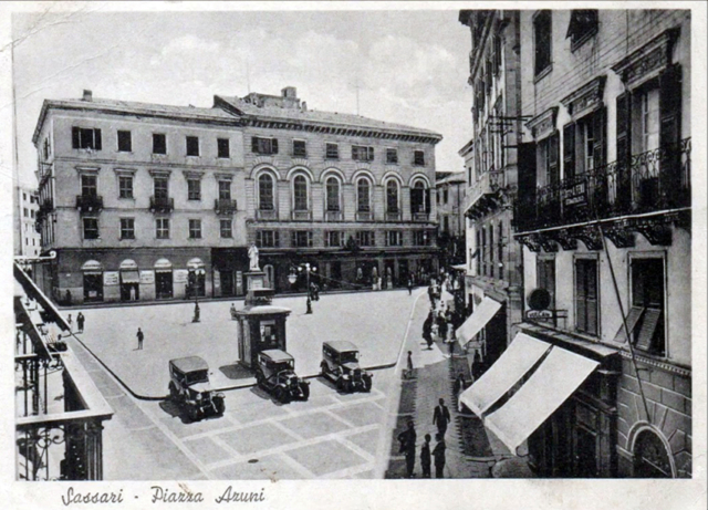 I taxi Fiat 303 in Piazza Azuni