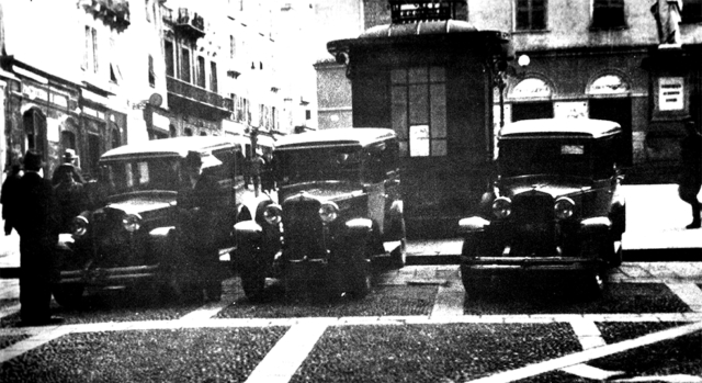 I taxi Fiat 303 in Piazza Azuni