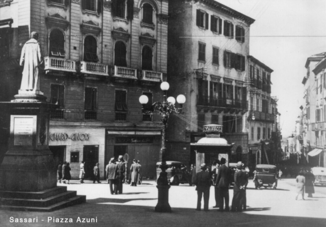 I taxi Fiat 303 in Piazza Azuni