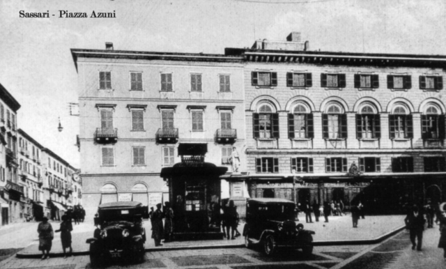 I taxi Fiat 303 in Piazza Azuni